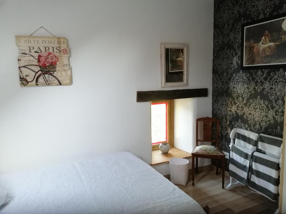 Villa Beautiful 2-Bed House In Saint-Léger-Magnazeix Esterno foto