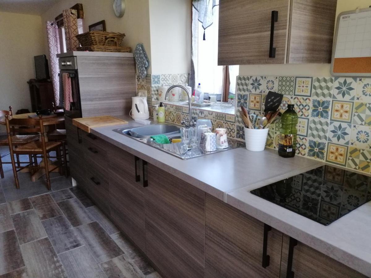 Villa Beautiful 2-Bed House In Saint-Léger-Magnazeix Esterno foto